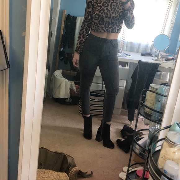 Cheetah Print crop top- - Picture 3 of 3